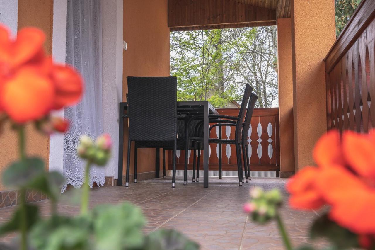 Olajos Apartman Hotel Berekfurdo Exterior photo
